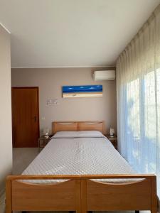 a bedroom with a bed and a window at Casa Calipa in Marsala
