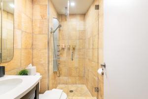 a bathroom with a shower and a toilet and a sink at Flatiron Studio Near Madison Square Park in New York
