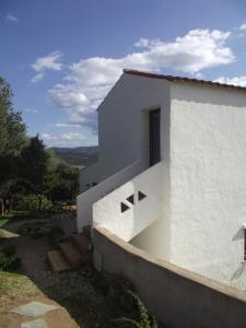 ein weißes Gebäude mit einer Seitentür in der Unterkunft Casa Marcella Cugnana-Portisco in Cugnana