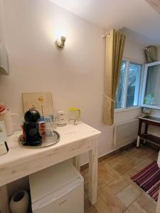 kuchnia ze stołem i oknem w obiekcie Tiny House for Two w Braszowie