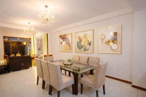 a dining room with a table and chairs at Casa Deluxe Hotel Talara in Talara