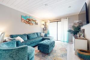 a living room with a blue couch and chairs at Fiddlers Cove 6J in Hilton Head Island