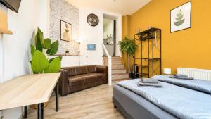 a living room with two beds and a couch at Beesenkammer - zentrales StudioApartment Halle in Halle an der Saale