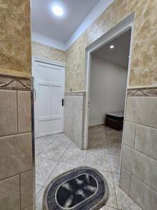 a bathroom with a door leading to a garage at Appartement Birkhadem in Birkhadem