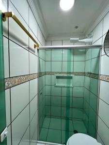 a bathroom with a glass shower with a toilet at Hotel Colonial Plaza - Ao Lado do Metrô Armênia, 5 Min do Brás e Rua 25 de Março e 10 Min do Expo Pavilhões Anhembi in São Paulo