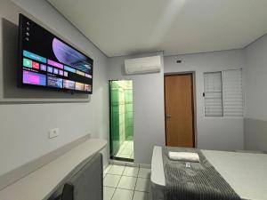 a room with a flat screen tv on the wall at Hotel Colonial Plaza - Ao Lado do Metrô Armênia, 5 Min do Brás e Rua 25 de Março e 10 Min do Expo Pavilhões Anhembi in São Paulo +22 photos