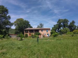 a house in the middle of a field at Valansolette in Beynes