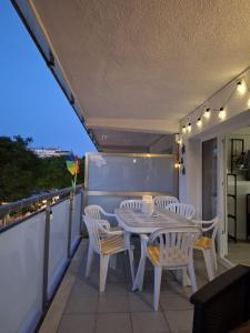 a patio with a table and chairs on a balcony at Apartamento a 3 min de la playa, 10 min PortAventura World - Casa Márquez TAC - Costa Dorada in Salou