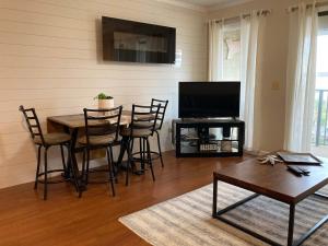 a living room with a table and chairs and a television at HH Beach & Tennis 344B in Hilton Head Island