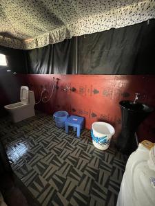 a bathroom with a sink and a toilet and a tub at Chaukhamba Camp Stay in Chopta