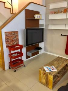 A television and/or entertainment centre at Casas Apartamentos Gracia