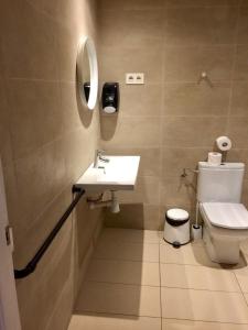 A bathroom at Casas Apartamentos Gracia