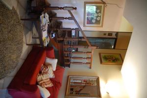 una vista aérea de una sala de estar con un sofá rojo en B&B Fra e Fe, en Arborea 