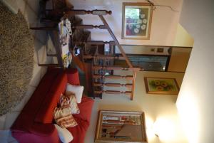 an overhead view of a living room with a red couch at B&B Fra e Fe in Arborea 