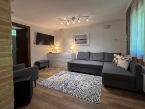 a living room with a couch and a table at Tommy's Cottage in Harta