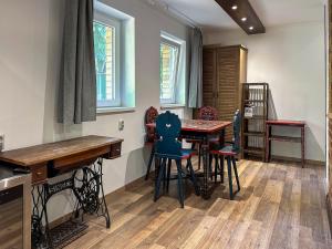 a dining room with a wooden table and chairs at Tommy's Cottage in Harta