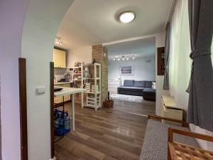 a living room with a couch and a table at Tommy's Cottage in Harta