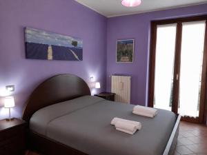 a bedroom with a bed with two towels on it at Morgan's oasis in San Felice del Benaco