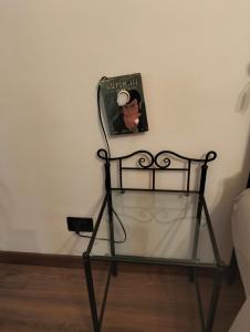 a glass shelf in a room with a picture on the wall at B&B La Torretta dei Ricordi in Formigine