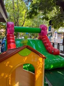 ein Kind fährt auf einer aufblasbaren Spielstruktur in der Unterkunft Hotel Caracas in Cattolica