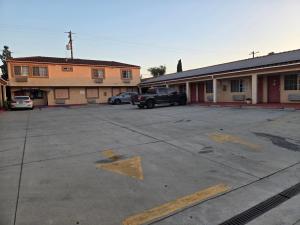 an empty parking lot in front of a building at Evans Motel in Maywood