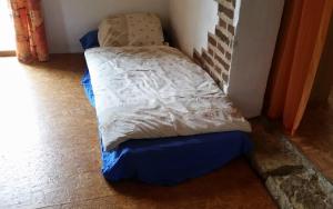 a small bed in a corner of a room at 487 Rue des Grappins in Bouhans