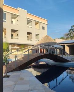 a building with a bridge over a body of water at Ilha Bela Flat Alter do Chão in Santarém