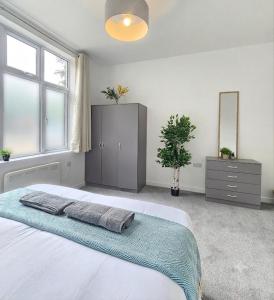 a bedroom with a large bed and a dresser at Luxury Flat 10 mins from Station with BIKE ! in Cambridge