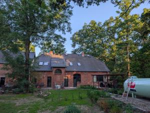an old brick house with a water tank at Zum altem Forsthof Grittel in Grittel