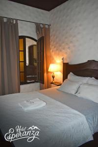 una camera da letto con un grande letto con una finestra di Hotel Esperanza Estelí a Estelí
