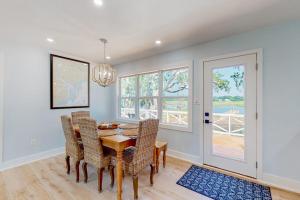 a dining room with a table and chairs at The Toasted Oyster in Edisto Island +17 photos
