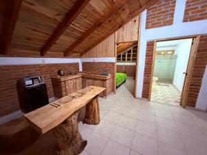 a kitchen with a wooden table in a room at Cabaña La Joyita By GEstores in Huasca de Ocampo