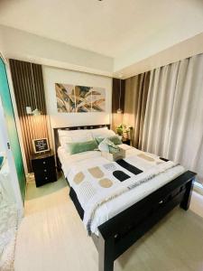 a bedroom with a large bed in a room at SM Bicutan Staycation by Urban Suite in Manila +17 photos