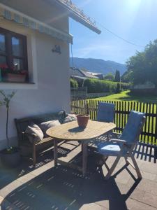 ein Holztisch und zwei Stühle auf einer Terrasse in der Unterkunft Omas Paradies in Größing