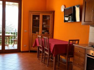 a kitchen with a table with a red table cloth at Morgan's oasis in San Felice del Benaco