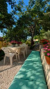 a pathway with a table and chairs and flowers at L'Oasi nel Centro in Ariano Irpino