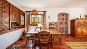 a dining room with a wooden table and chairs at El Remanso de Marie in Órgiva