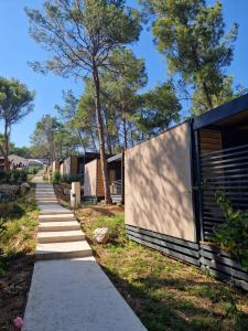 a walkway leading up to a house at Taber Pašman – Mobile Homes in Pašman
