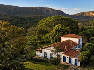 an aerial view of a house with mountains in the background at Segredo da Serra Pousada Boutique in Tiradentes