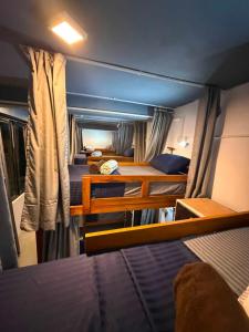 ein kleines Zimmer mit zwei Betten und einem Spiegel in der Unterkunft Hostel Base Ella in Ella