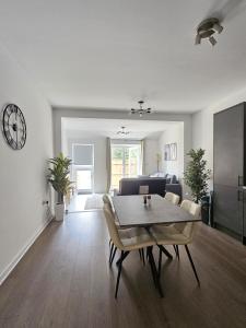 a living room with a table and a couch at Luxury Flat 10 mins from Station with BIKE ! in Cambridge