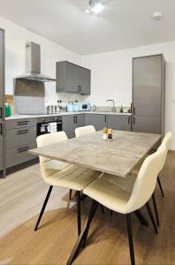 a kitchen with a table and chairs in a room at Luxury Flat 10 mins from Station with BIKE ! in Cambridge