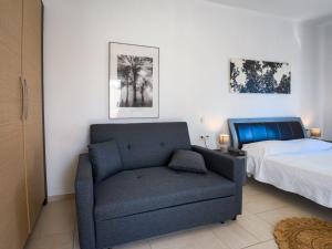 a living room with a couch and a bed at Billys studios in Karistos