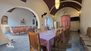 a dining room with a table and chairs at Rahala Safari Hotel in Qasr Al Farafirah