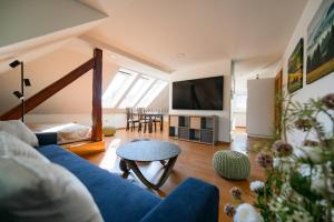 a living room with a blue couch and a tv at Michell Apartman Martin in Martin