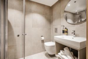 a bathroom with a toilet and a sink and a shower at Filefjellstuene Hotel in Tyinkrysset