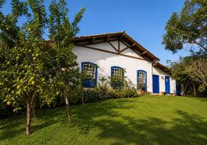 an apple tree in front of a house at Segredo da Serra Pousada Boutique in Tiradentes