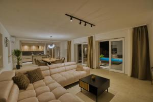 a living room with a couch and a table at Villa de Pucci in Žminj