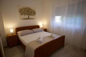 a bedroom with a bed with two towels on it at Bokun Gušta in Trogir