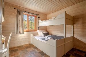 a room with two bunk beds in a cabin at Filefjellstuene hytter og leiligheter in Tyinkrysset
